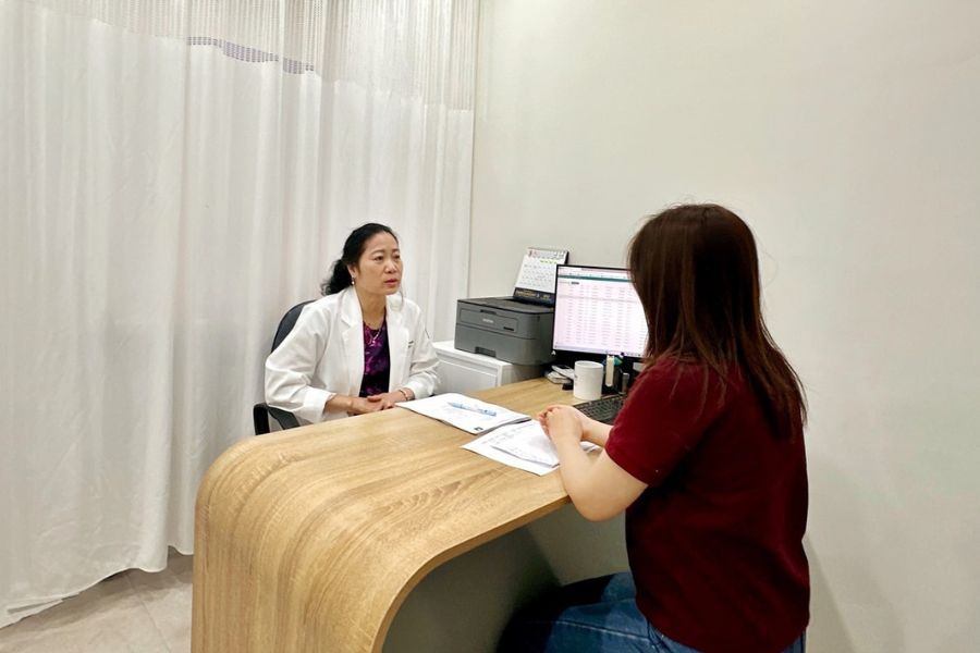 Bác sĩ chuyên khoa thăm khám và tư vấn chi tiết về sức khỏe thai kỳ cho bệnh nhân
