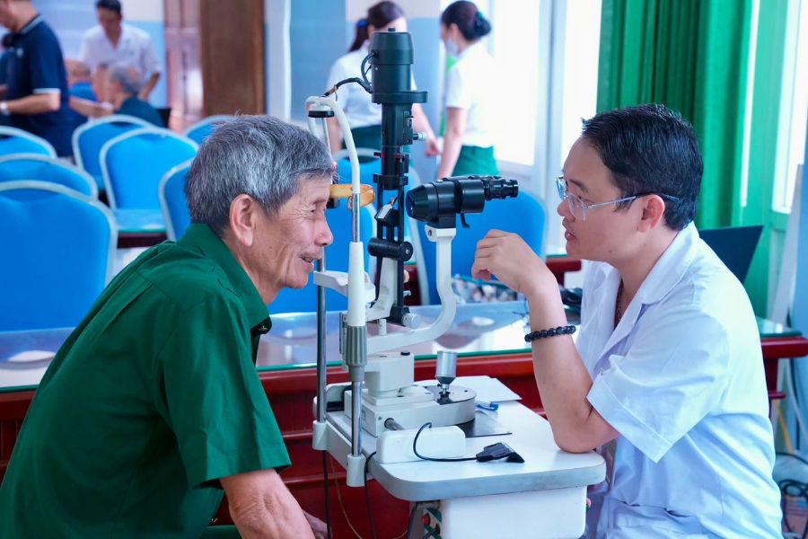 Đội ngũ y bác sĩ giàu kinh nghiệm tại Khoa Mắt Bệnh viện Đa khoa tỉnh Thanh Hóa luôn tận tụy vì sức khỏe người bệnh