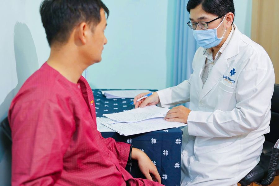 Khách hàng được bác sĩ chuyên khoa giải thích chi tiết ý nghĩa các chỉ số xét nghiệm sau khi có kết quả