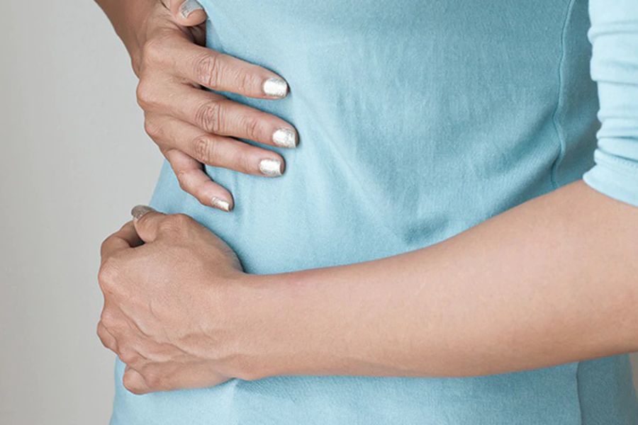 Tình trạng đau hạ sườn phải kèm sốt cao kéo dài là dấu hiệu cảnh báo cần đưa bệnh nhân đi cấp cứu ngay lập tức