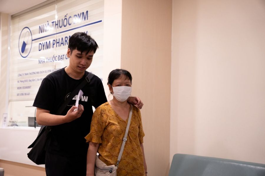 Đội ngũ bác sĩ tận tâm tại Phòng khám Đa khoa Quốc tế DYM luôn đồng hành chăm sóc sức khỏe người cao tuổi