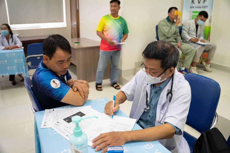 Đội ngũ bác sĩ giàu kinh nghiệm tại Phòng khám Đa khoa Quốc tế DYM luôn sẵn sàng tư vấn và tầm soát nguy cơ đột quỵ cho người bệnh