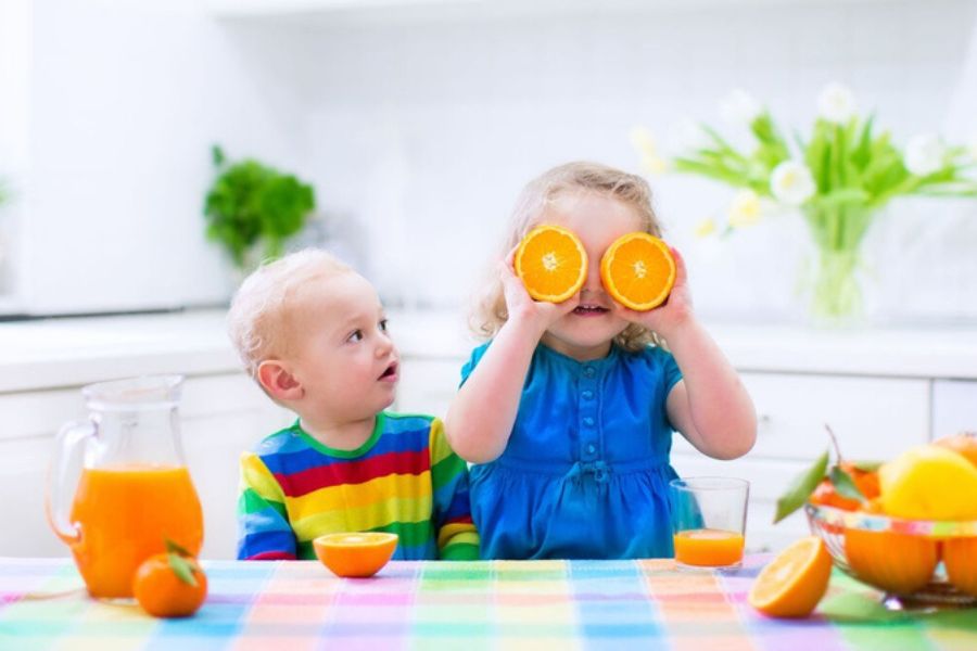 Nước cam, quýt hay dưa hấu giàu Vitamin C giúp kích thích hệ miễn dịch và làm dịu nhanh cảm giác đắng miệng, háo nước của trẻ