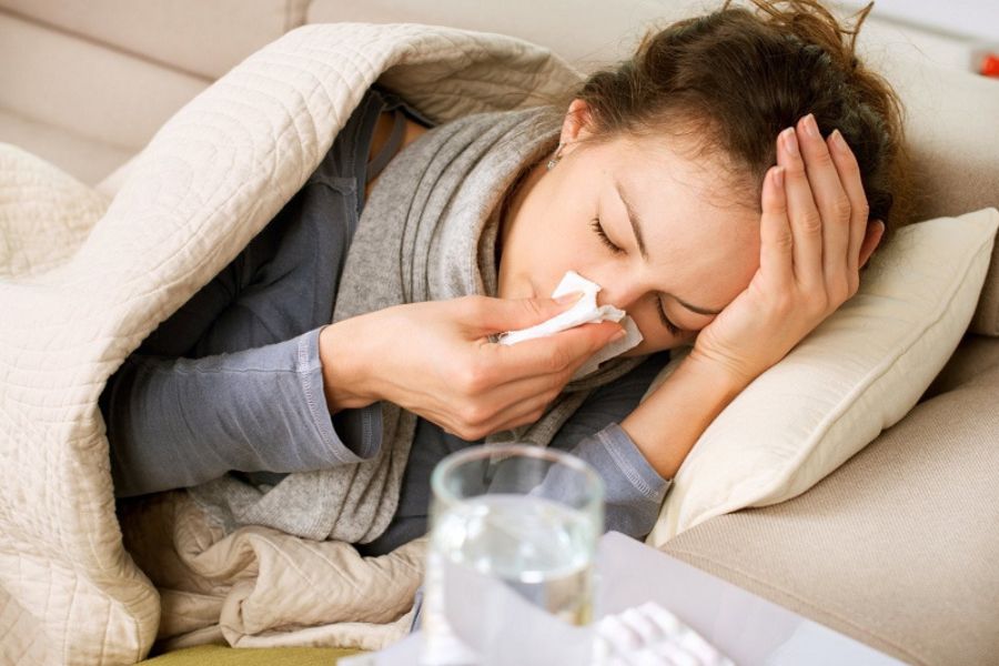 Nếu tình trạng sốt kéo dài trên 3 ngày hoặc đau dai dẳng, người bệnh cần ngừng thuốc và đến cơ sở y tế để được bác sĩ kiểm tra