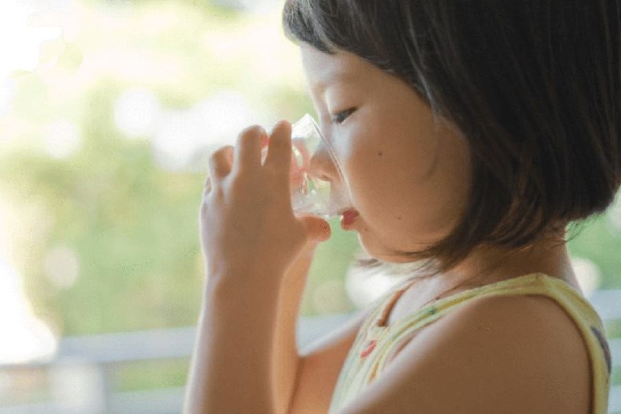 Bù nước và điện giải liên tục (Oresol, sữa, nước trái cây) giúp ngăn cô đặc máu và hỗ trợ cơ thể bé hạ nhiệt hiệu quả