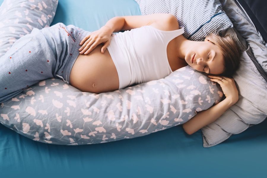 Khi phát hiện thai máy giảm, mẹ nên nằm nghiêng trái và tiến hành đếm cử động của con theo đúng hướng dẫn y tế