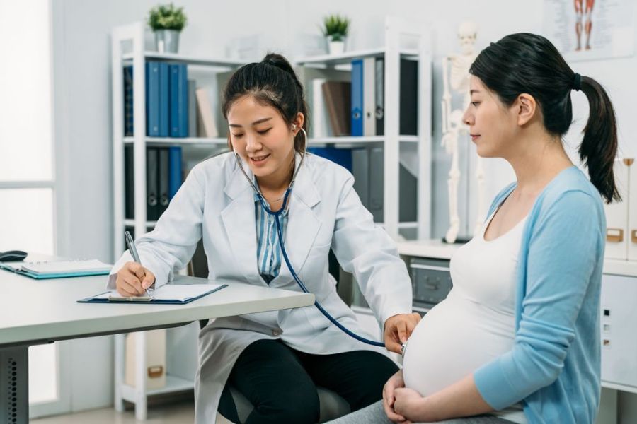Thăm khám định kỳ và tuân thủ phác đồ của bác sĩ là chìa khóa giúp mẹ bầu kiểm soát tốt tình trạng thiếu ối