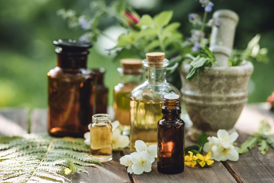 Thoa tinh dầu tràm hoặc gừng pha loãng vào lòng bàn chân, lưng giúp làm ấm đường hô hấp và kích thích cơ thể thoát nhiệt qua mồ hôi