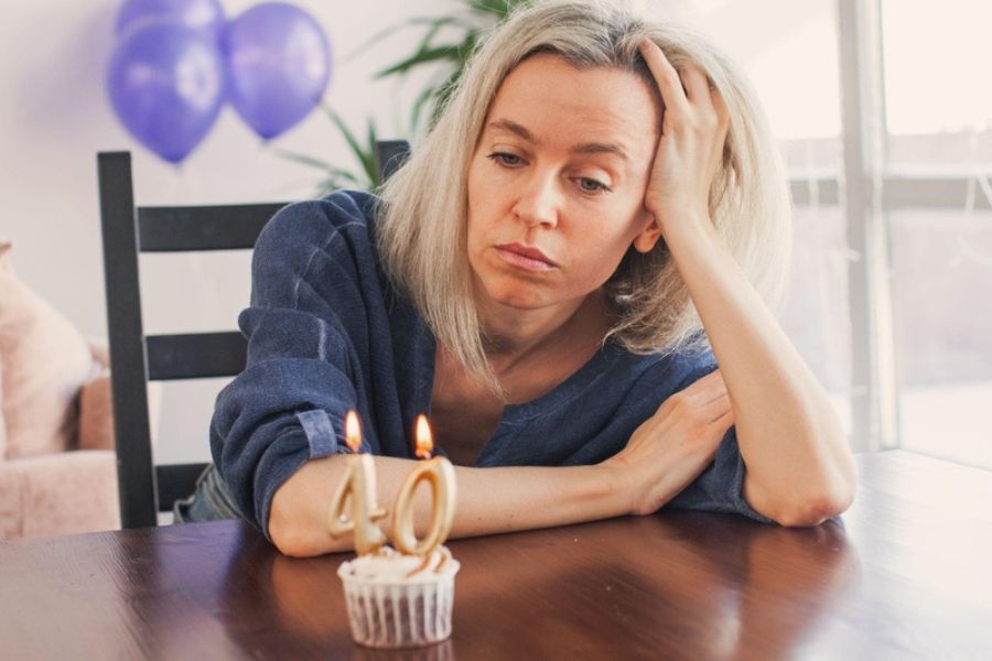Sự suy giảm estrogen ở tuổi mãn kinh khiến thành âm đạo mỏng và kém đàn hồi hơn