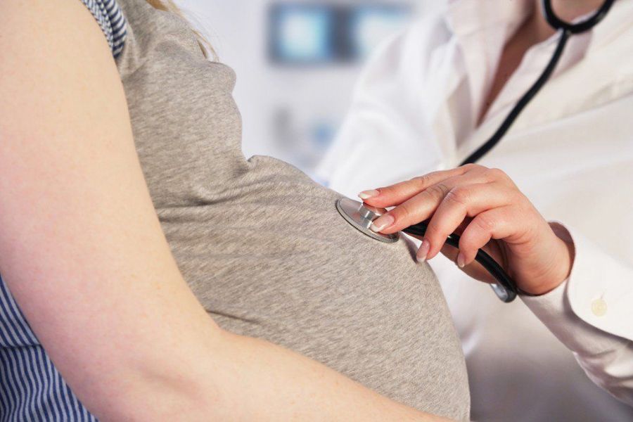 Mẹ bầu cần đến viện ngay khi nghi rỉ ối, đặc biệt nếu kèm sốt, đau bụng hoặc thai máy giảm