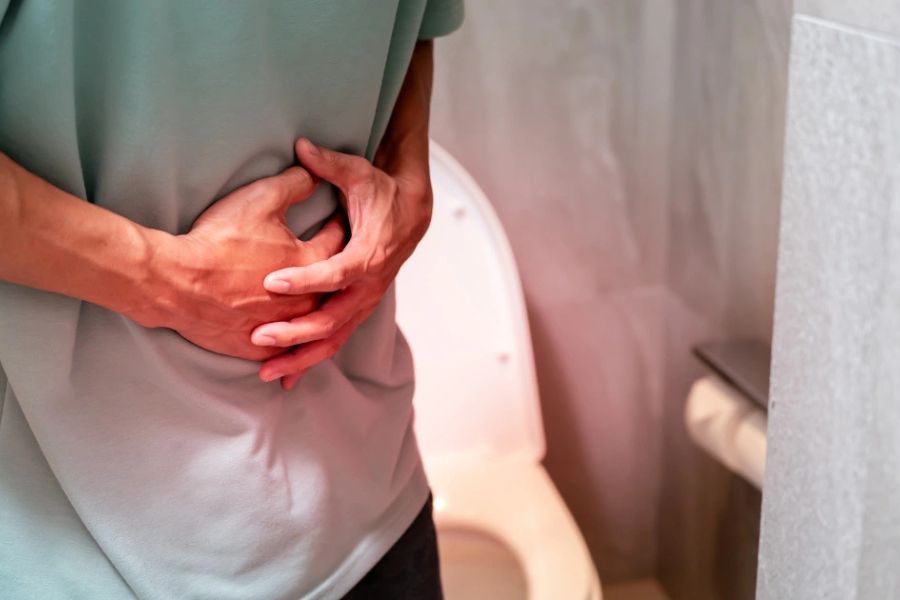 Bệnh nhân gặp triệu chứng đau bụng, mệt mỏi do tiêu chảy kéo dài và biến chứng viêm đại tràng giả mạc