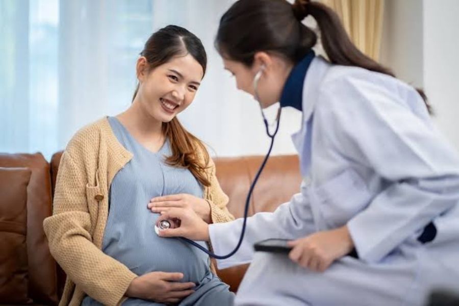 Mẹ bầu tuyệt đối không tự ý mua thuốc điều trị mà phải tuân thủ theo chỉ định của bác sĩ chuyên khoa