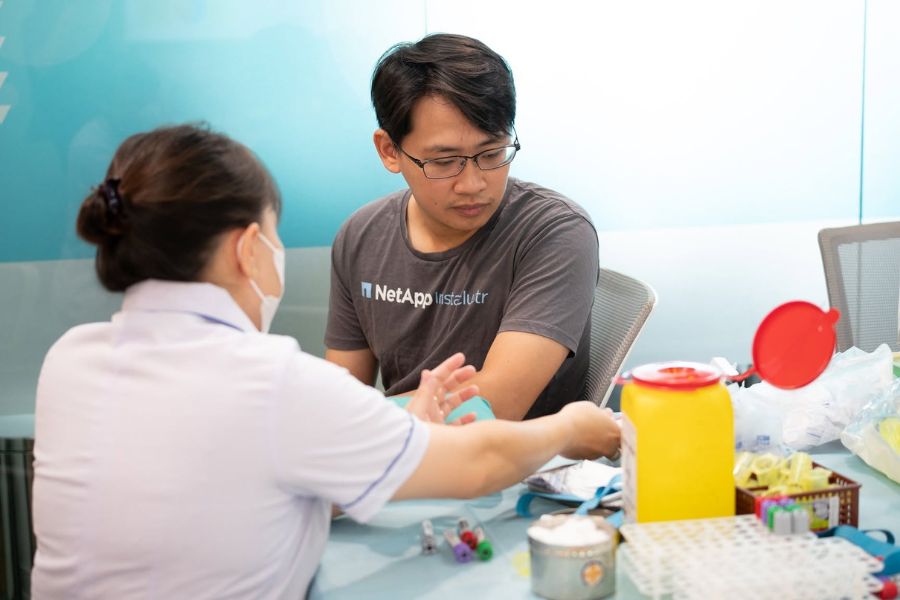 Đội ngũ bác sĩ tại Phòng khám Đa khoa Quốc tế DYM luôn tận tâm tư vấn chi tiết cho người bệnh khi thực hiện tầm soát sức khỏe