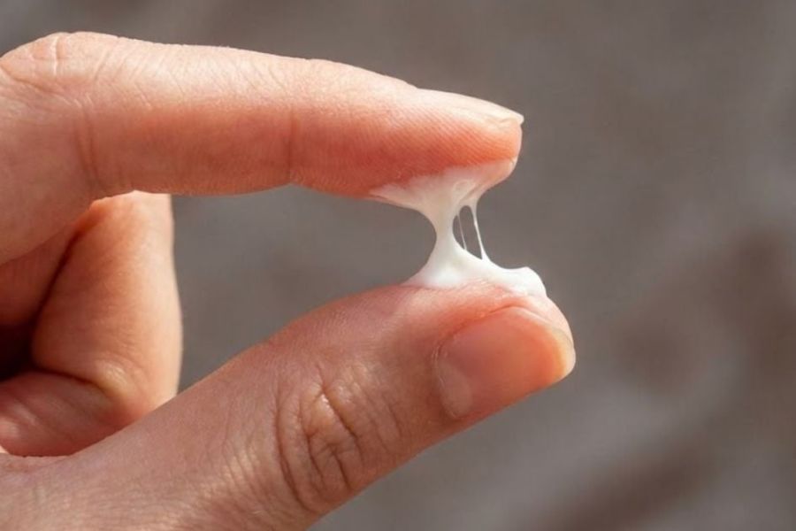 Khí hư bất thường, đau khi quan hệ có thể là dấu hiệu viêm cổ tử cung