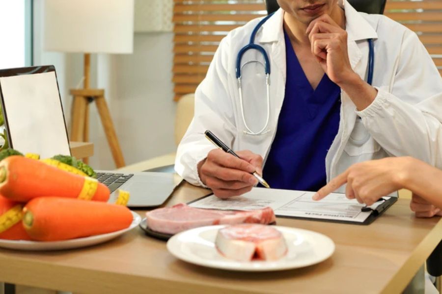 Điều trị theo chỉ định, bỏ thuốc lá và ăn uống phù hợp giúp kiểm soát tiêu chảy do viêm đại tràng vi thể