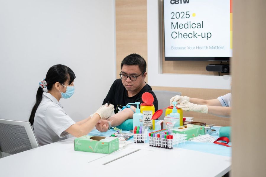 Bảng giá tiêm vắc xin tại Phòng khám Đa khoa Quốc tế DYM được niêm yết minh bạch, giúp khách hàng dễ dàng tra cứu
