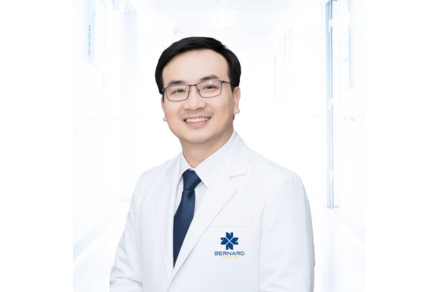 TS.BS Võ Nguyên Phong - Chuyên gia Ngoại Gan Mật Tụy & Ung bướu với hơn 10 năm kinh nghiệm phẫu thuật tiêu hóa, thăm khám tại Bernard Healthcare