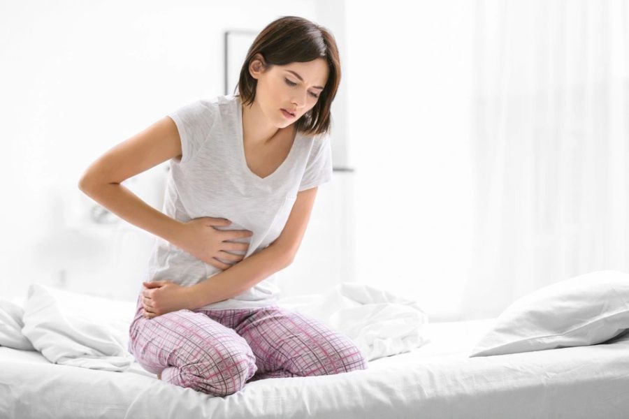 Đau bụng dữ dội, nôn ra máu hoặc đi ngoài phân đen là dấu hiệu cần đến bệnh viện ngay