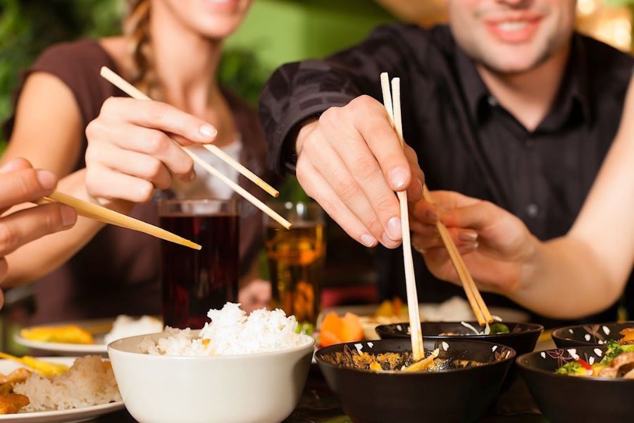 Viêm gan B không lây qua ăn uống chung; bệnh lây qua đường máu, quan hệ tình dục và từ mẹ sang con