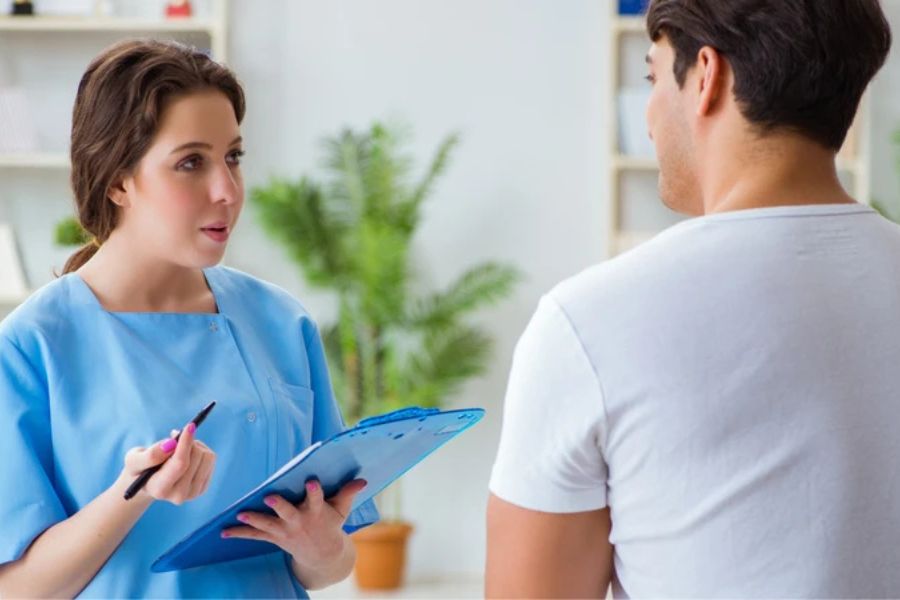 Bác sĩ tư vấn kết quả xét nghiệm và hướng dẫn thời điểm tái xét nghiệm men gan
