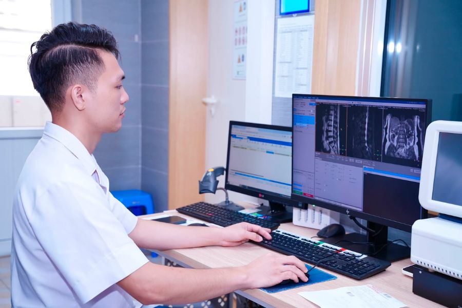 Bác sĩ phân tích kết quả chẩn đoán hình ảnh kỹ thuật cao trên máy MSCT-128 lát cắt giúp đưa ra phác đồ điều trị chính xác