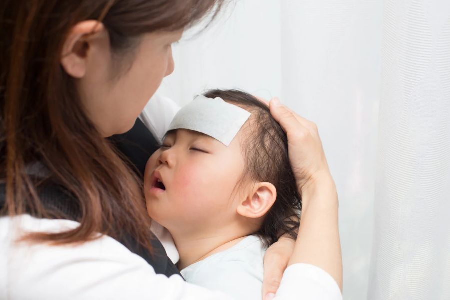 Miếng dán hydrogel hỗ trợ hấp thu nhiệt tại chỗ, giúp bé bớt trằn trọc. Lưu ý: Phương pháp này không thể thay thế thuốc hạ sốt