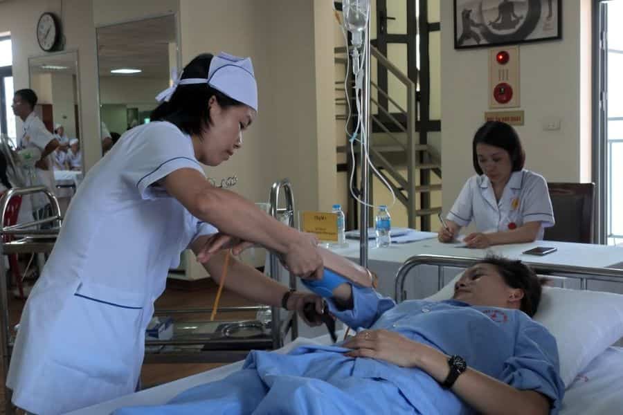 Bác sĩ thăm khám cẩn thận, kết hợp bắt mạch chẩn đoán Đông y cho bệnh nhân