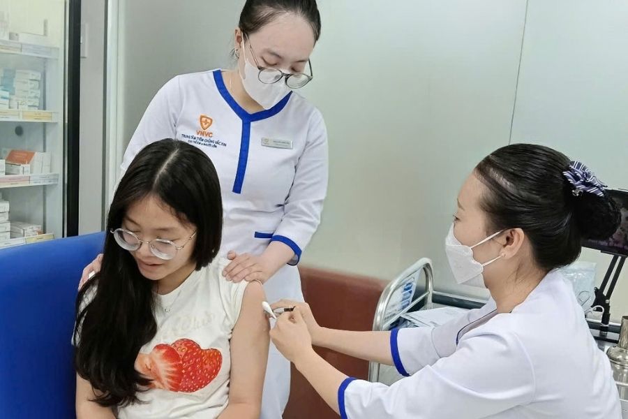 Hệ thống tiêm chủng VNVC phục vụ xuyên trưa tất cả các ngày trong tuần với nguồn vắc xin dồi dào, đạt chuẩn GSP