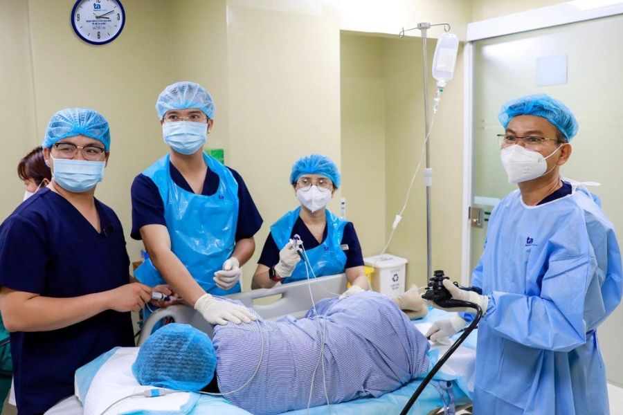Điều trị IBS tập trung kiểm soát triệu chứng; viêm đại tràng cần điều trị theo nguyên nhân và mức độ tổn thương