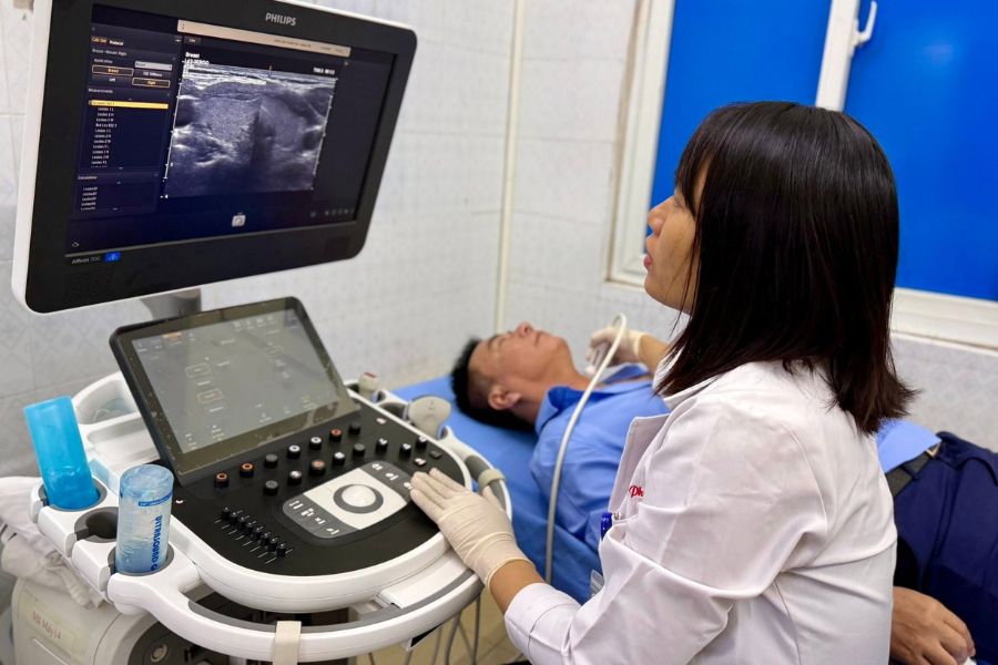 Đội ngũ bác sĩ giàu kinh nghiệm tại Bệnh viện Đa khoa tỉnh Thanh Hóa tư vấn kết quả khám sức khỏe cho người bệnh