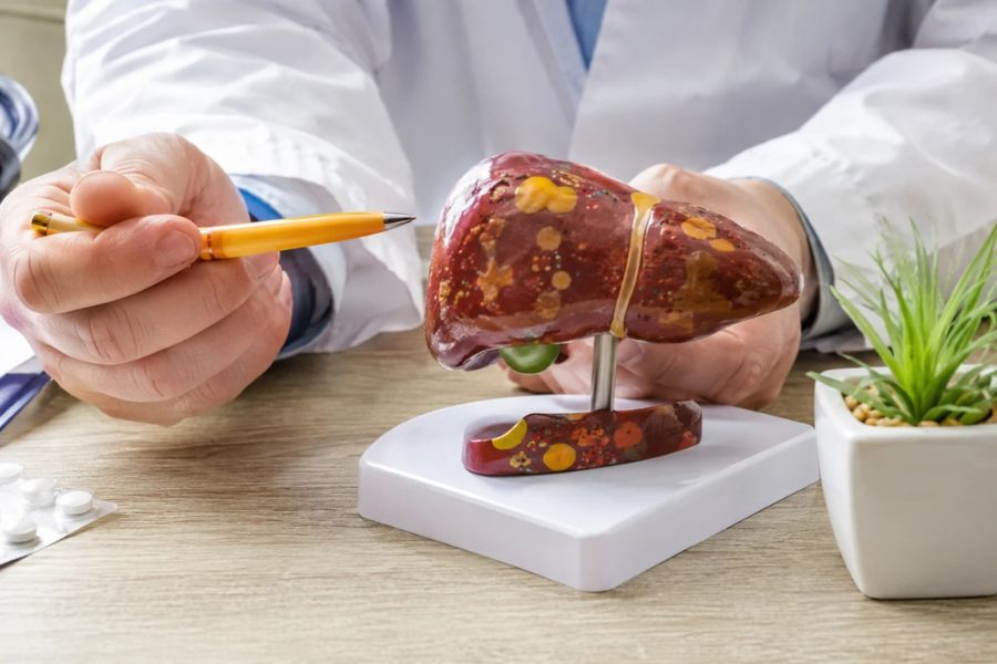 Người bệnh thực hiện xét nghiệm máu và siêu âm để xác định nguyên nhân men gan cao