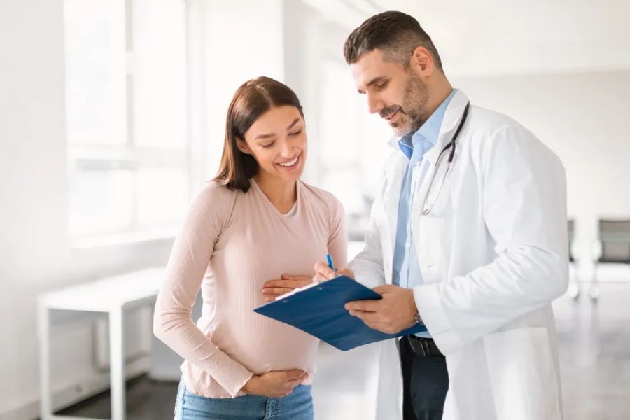 Hướng dẫn cách theo dõi và các mốc thời gian cần đi khám khi bị nhau tiền đạo