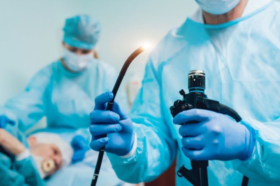 Trào ngược kéo dài có thể cần nội soi, đo pH thực quản theo chỉ định để tìm nguyên nhân và điều chỉnh điều trị