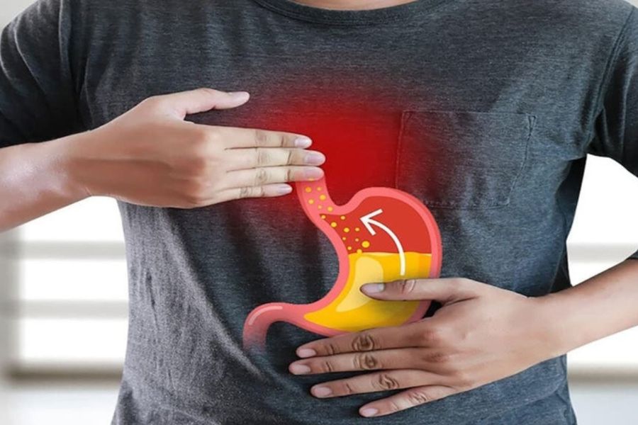 Trào ngược dạ dày ban đêm là hiện tượng dịch vị axit dội ngược lên thực quản khi nằm, gây đau rát cổ họng và mất ngủ dai dẳng