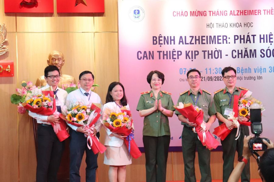 Bác sĩ luôn tận tâm lắng nghe và đưa ra phác đồ điều trị tối ưu cho từng người bệnh