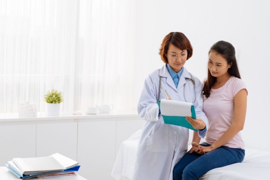 Phân có nhầy kéo dài, kèm máu, sốt hoặc đau bụng dữ dội là dấu hiệu cần đi khám ngay