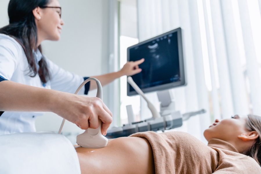 Khám hiếm muộn nữ gồm khai thác tiền sử, thăm khám, siêu âm và xét nghiệm theo chỉ định của bác sĩ