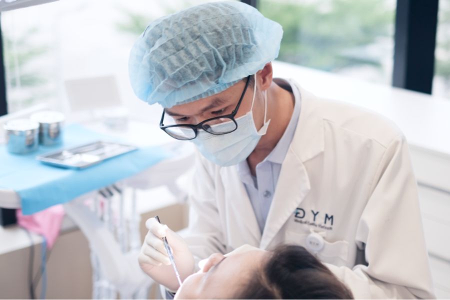 Bác sĩ chuyên khoa tư vấn chi phí niềng răng Invisalign tại Phòng khám Đa khoa Quốc tế DYM dựa trên tình trạng răng thực tế của khách hàng