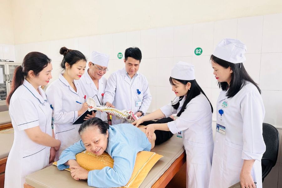 Bác sĩ thực hiện kỹ thuật châm cứu điều trị đau xương khớp tại khoa
