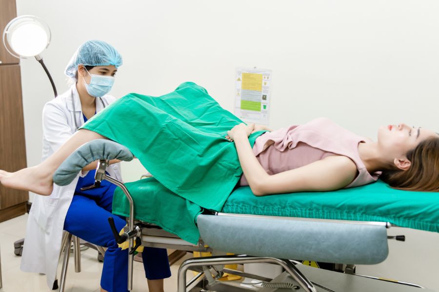 Khi tình trạng viêm nhiễm tái phát nhiều lần kèm triệu chứng nặng, chị em nên đến gặp bác sĩ để được chẩn đoán kịp thời