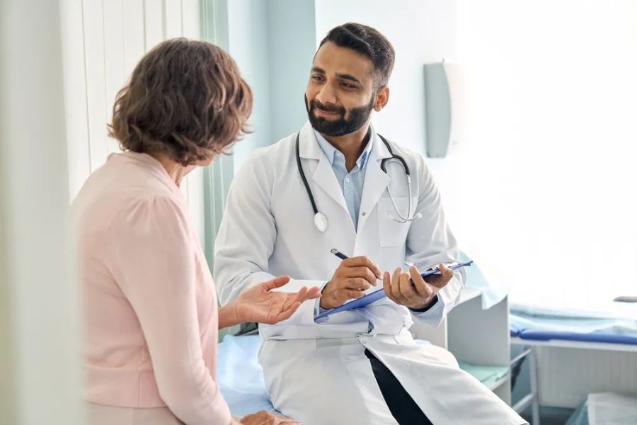 Bác sĩ thăm khám và lựa chọn cách điều trị áp xe tuyến Bartholin phù hợp với từng trường hợp