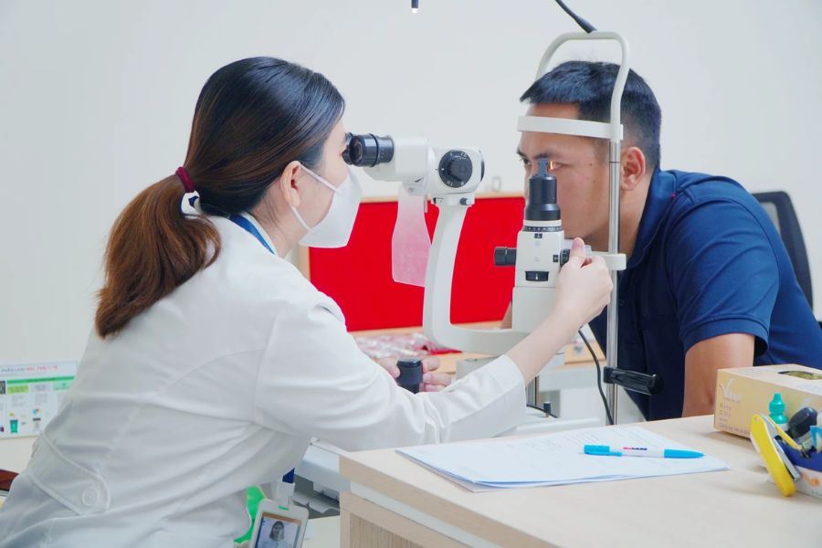 Trang thiết bị chẩn đoán khúc xạ và soi đáy mắt hiện đại tại chuyên khoa Mắt Bernard Healthcare hỗ trợ đánh giá chính xác sức khỏe thị giác