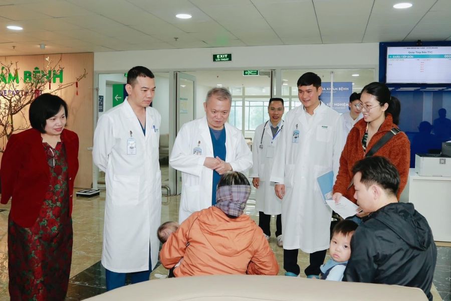 Đội ngũ giảng viên, chuyên gia Trường Đại học Y Hà Nội trực tiếp thăm khám và tư vấn tận tâm tại Bệnh viện Đại học Y Dược cơ sở Linh Đàm