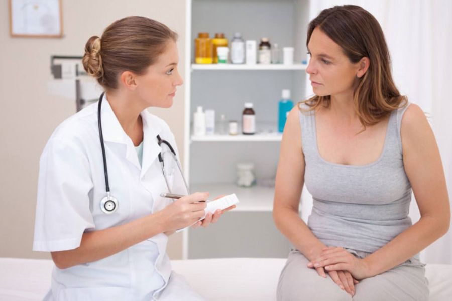 Người bệnh có triệu chứng đau bụng dưới kèm rối loạn đại tiện kéo dài nên đến cơ sở y tế để được thăm khám và tư vấn nội soi