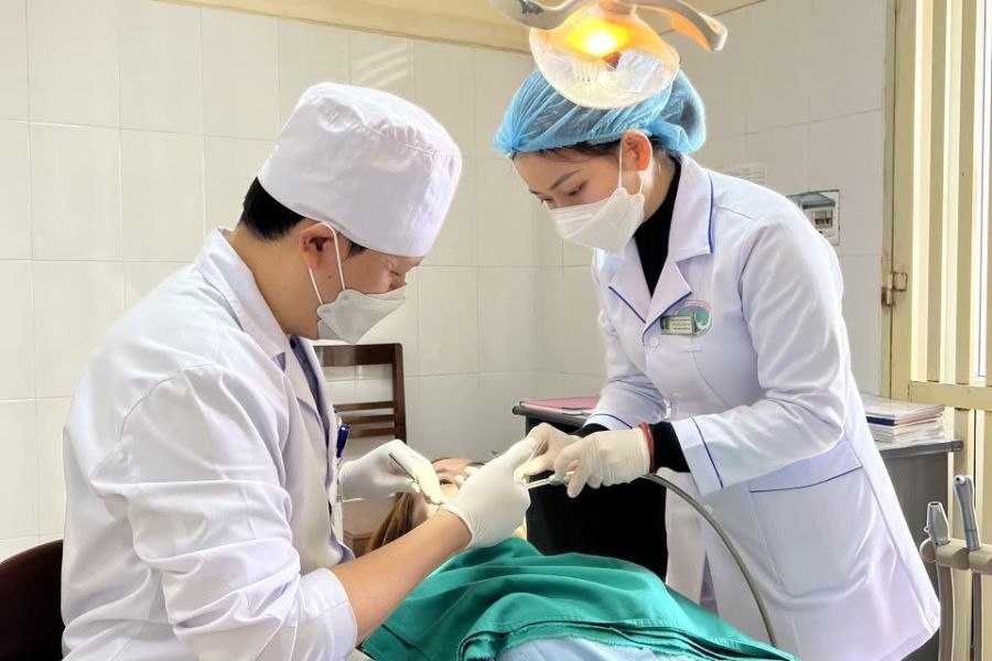 Bác sĩ ứng dụng hệ thống máy móc hiện đại giúp các thủ thuật nha khoa diễn ra an toàn, êm ái