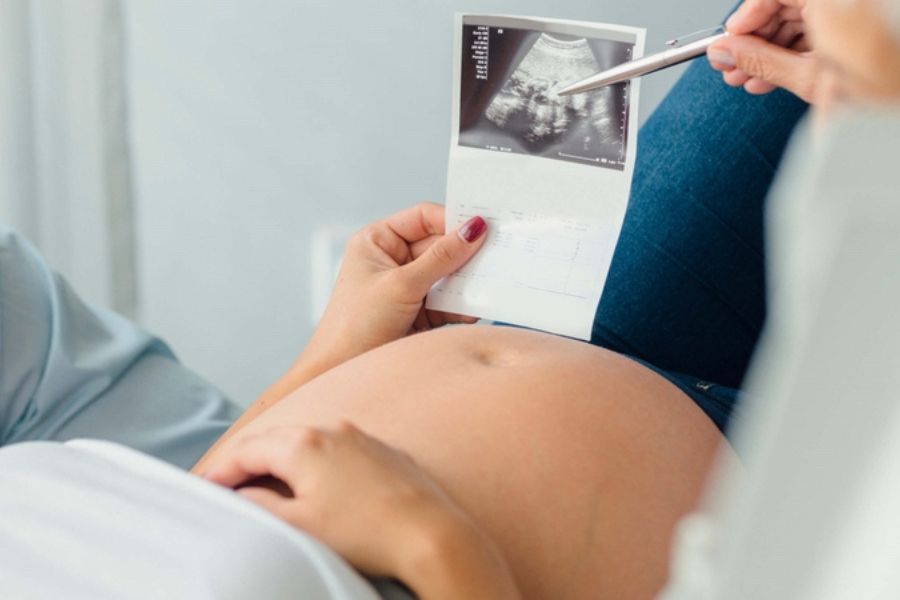 Mẹ bầu bị tụ dịch dưới màng đệm cần theo dõi triệu chứng và tái khám đúng hẹn để đánh giá diễn biến