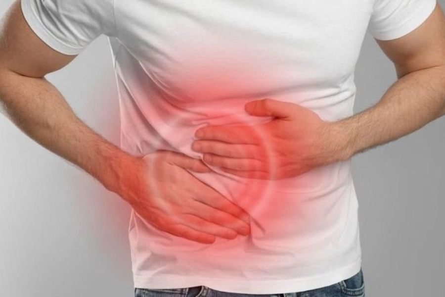 Các dấu hiệu viêm tụy mạn điển hình bao gồm đau bụng thượng vị lan ra sau lưng và tiêu phân mỡ do suy tụy