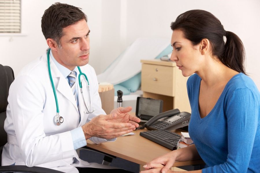Điều trị theo chỉ định của bác sĩ và chăm sóc đúng cách giúp mẹ giảm sưng đau do viêm tuyến vú