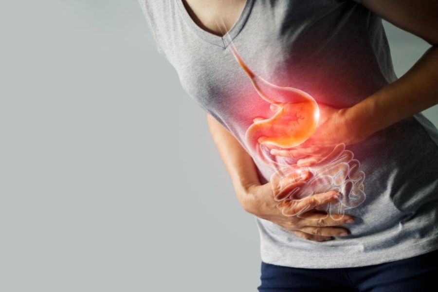Cơn đau âm ỉ vùng thượng vị kèm ợ hơi, ợ chua là những dấu hiệu loét dạ dày tá tràng điển hình không nên bỏ qua