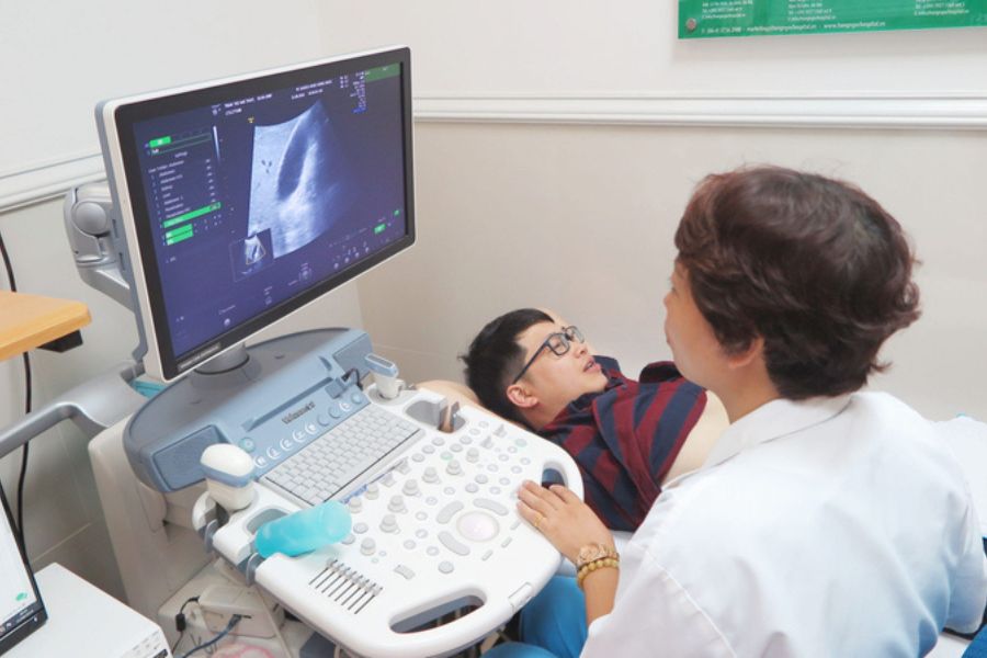 Bác sĩ tư vấn cho bệnh nhân về việc sỏi túi mật không có triệu chứng có cần mổ không dựa trên kích thước sỏi và nguy cơ biến chứng